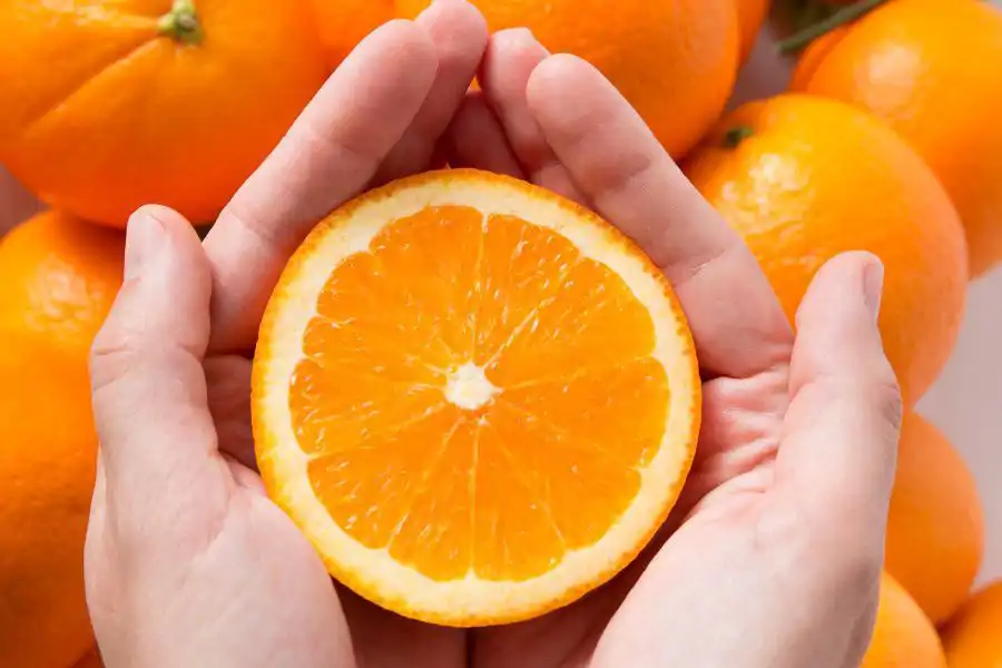 Vitamin C seperti oren dapat membantu menguatkan imunisasi badan.