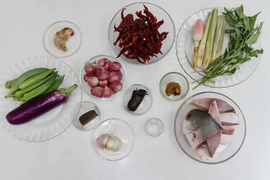 Antara bahan-bahan yang digunakan dalam masakan asam pedas.