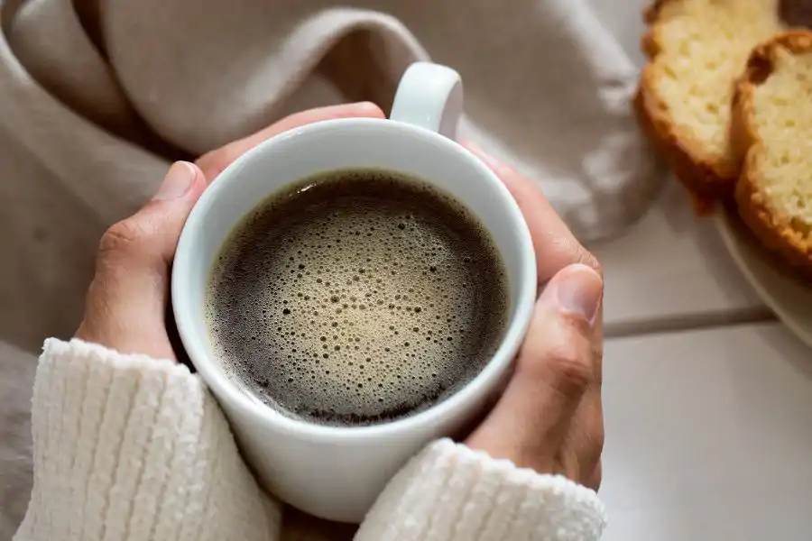 Menambah susu ke dalam kopi dapat menurunkan suhunya sedikit tetapi ia mungkin terlalu panas untuk diminum.