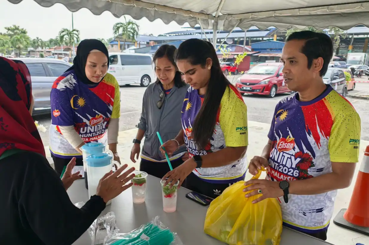 Para peserta melakukan cabaran di sekitar Pasar Borong Selangor.