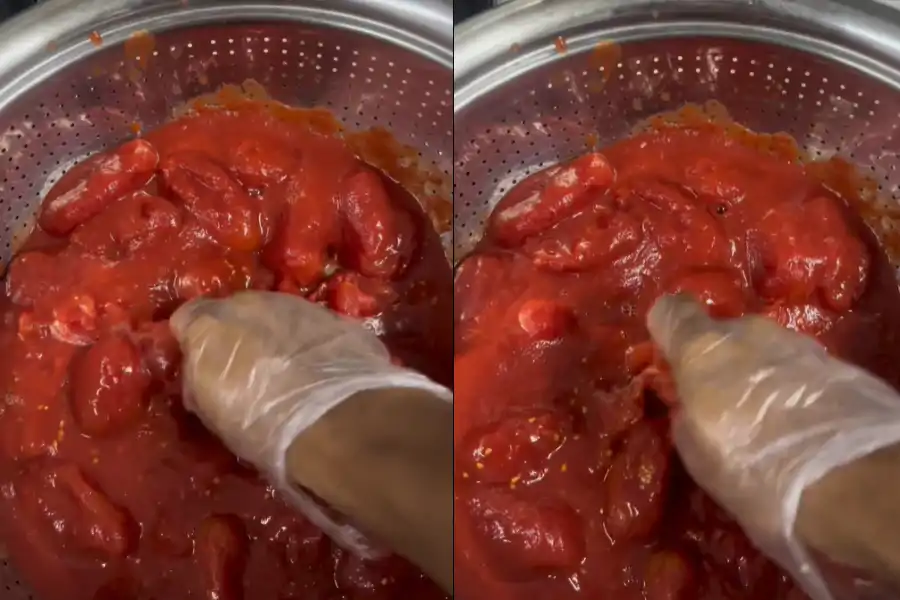 Kuah tomato perlu dimasak sehingga pekat bagi menghasilkan tekstur rasa lebih seimbang.
