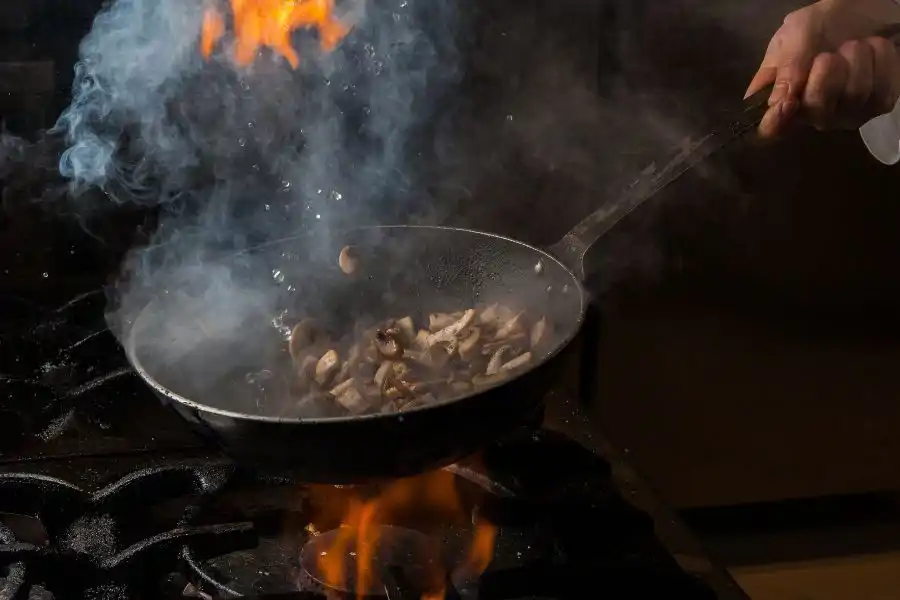 Kuali menerima haba yang menyebabkan logamnya mengembang ketika proses memasak berlangsung.