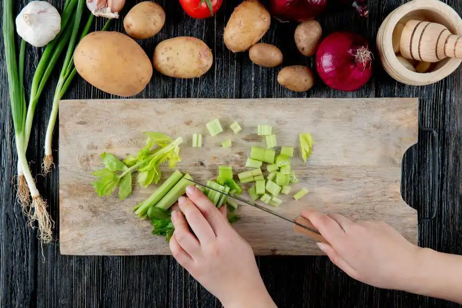 Sayur yang dipotong harus menggunakan pisau yang tajam.