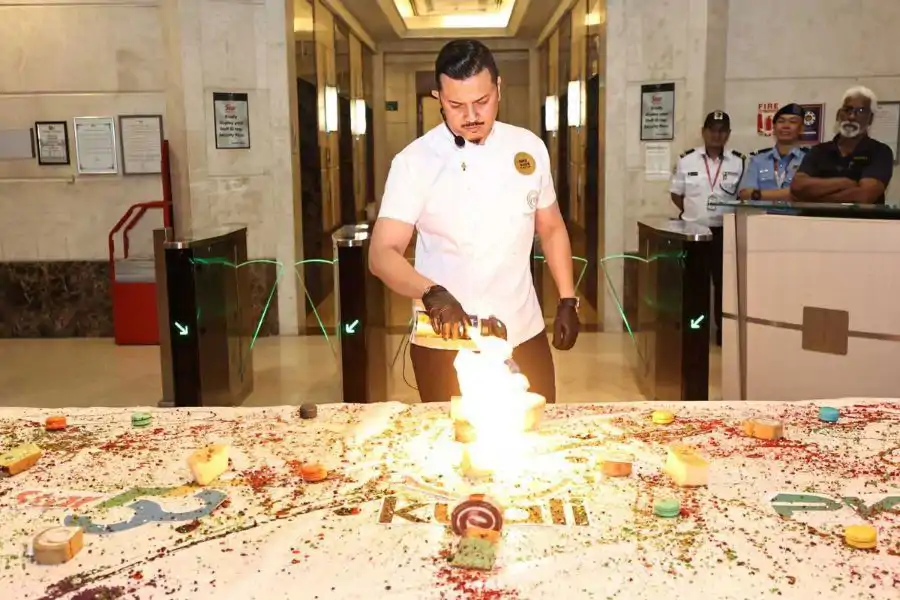 Fazley ketika melakukan gimik 'sweet table'.