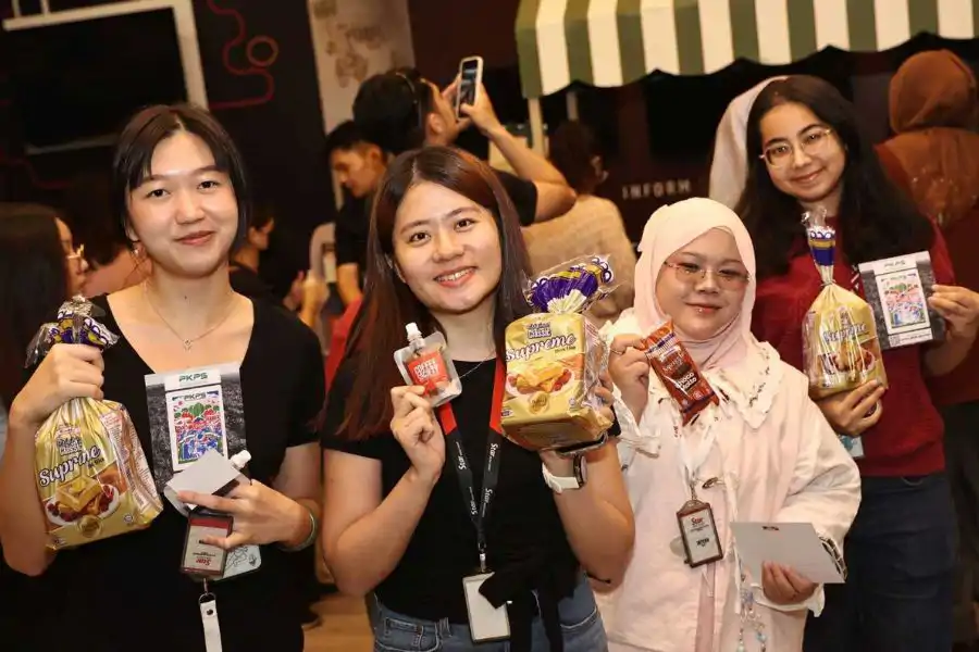 Pengunjung gembira menerima produk Gardenia.