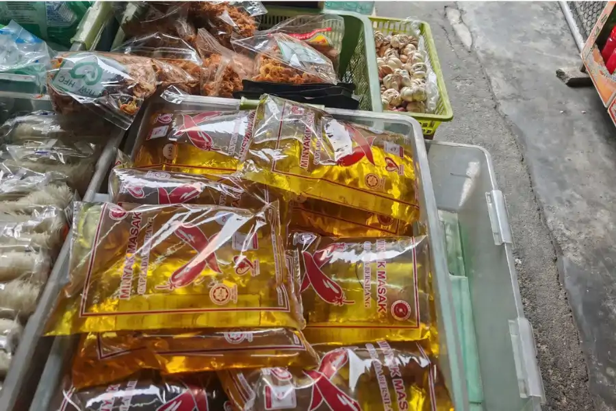 Seorang pengguna lain turut berkongsi minyak paket bersubsidi ditemui dijual di Betong, Thailand.