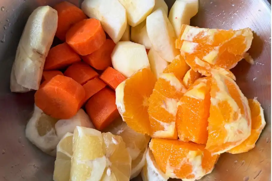 Minuman retinol kaya dengan vitamin untuk kesihatan kulit.