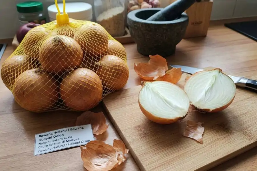 Bawang Holland semakin manis dan lembut apabila dimasak.