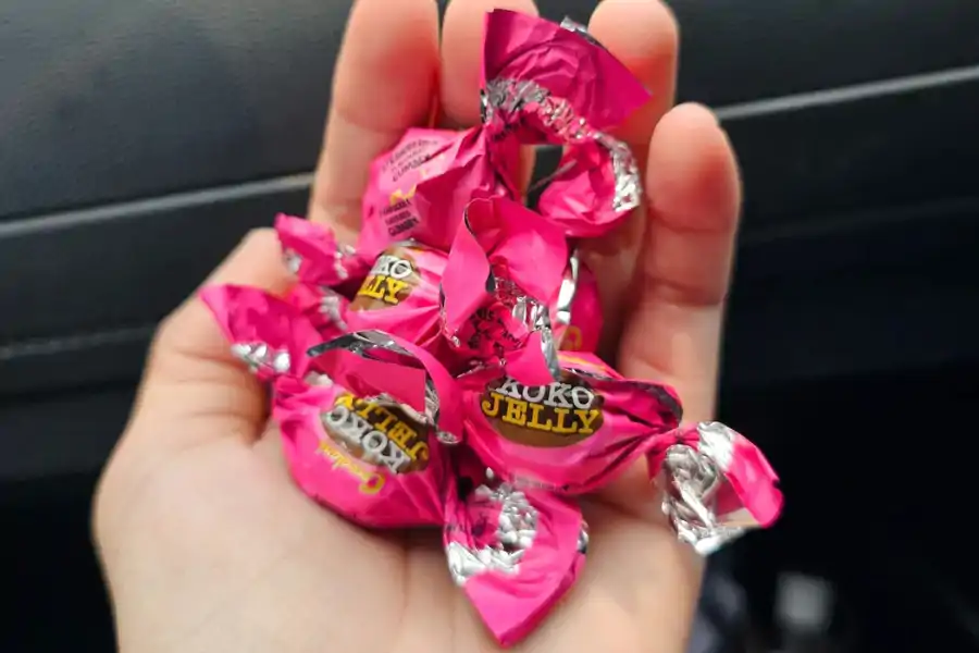 Dalam sebuah kotak besar cuma terdapat lima biji coklat sahaja.