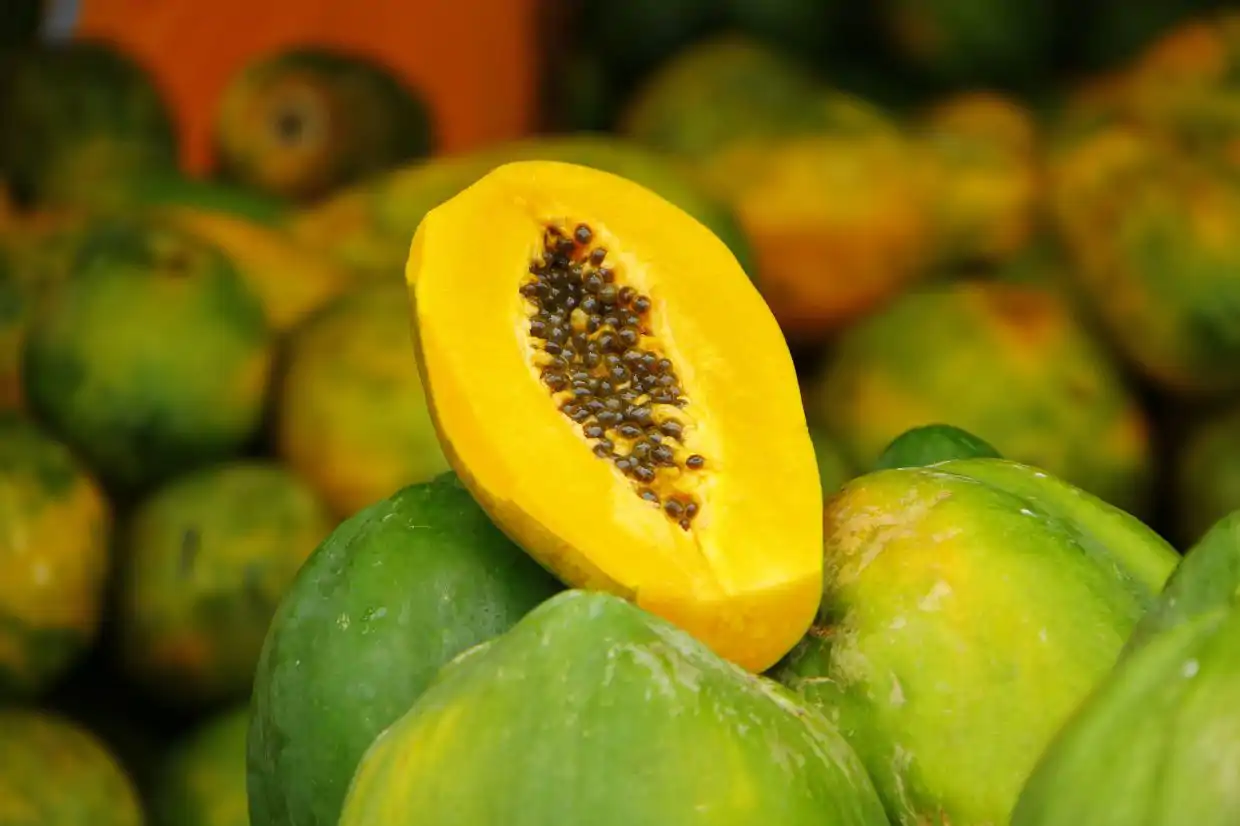 Betik mengandungi vitamin A yang membantu menjaga kesihatan mata.