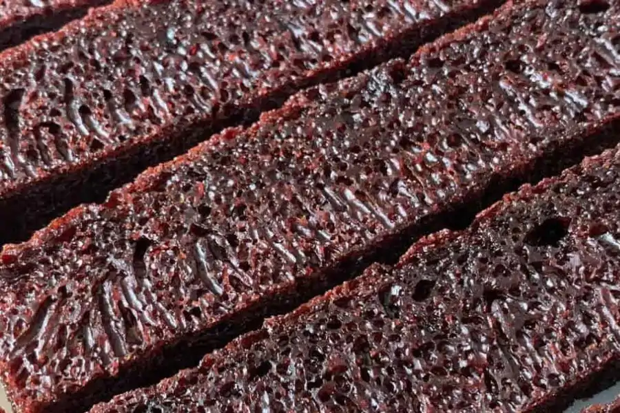 Kek gula hangus kukus dengan tekstur sarang semut yang cantik.