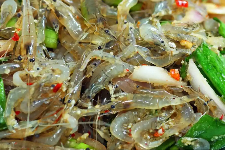 Dancing shrimp merupakan hidangan yang menggunakan udang mentah.