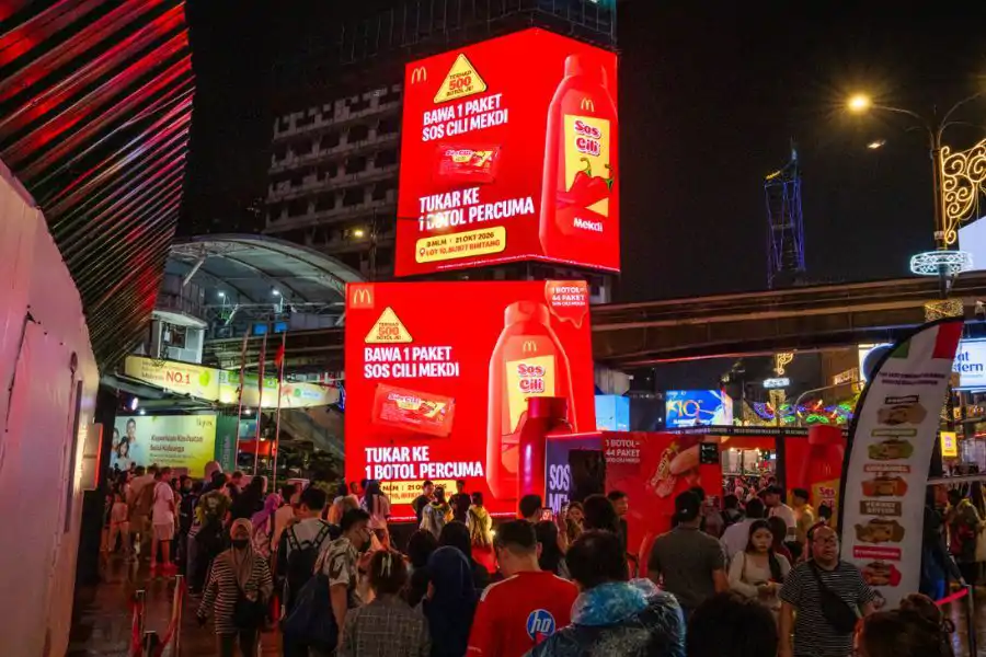 Tarikan ini mencuri perhatian pengunjung untuk menebus sos cili Mekdi.