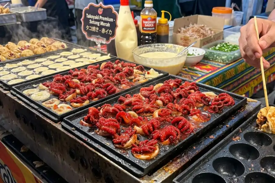 Takoyaki dalam bahasa Jepun bermaksud sotong kurita bakar.