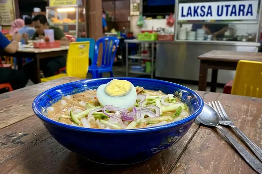 Asam laksa asli hanya menggunakan bawang dan timun sahaja.
