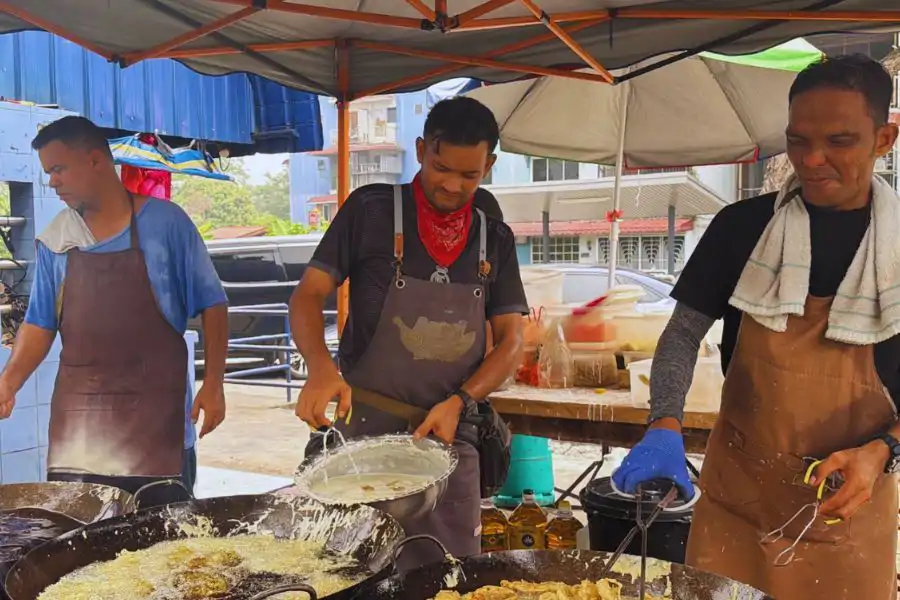 Perniagaan Azmi Goreng Pisang di Seksyen 18, Shah Alam mula beroperasi sekitar jam 12 tengah hari.