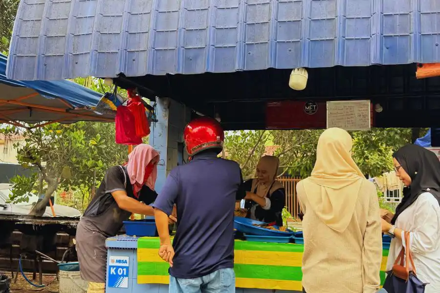 Selain pisang goreng, gerai Azmi turut menawarkan gorengan lain seperti sukun dan cempedak untuk pilihan pelanggan.