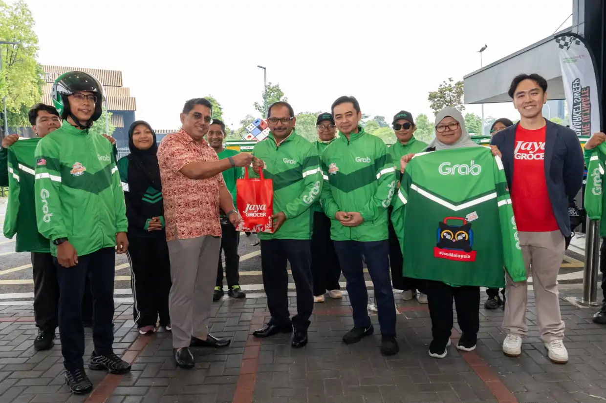 (Kedua dari kiri) Pengarah Negara, Hal Ehwal Awam & Polisi, Grab Malaysia, Ebi Azly Abdullah, Setiausaha Bahagian Perdagangan dan Perniagaan Pengedaran, Kementerian Perdagangan Dalam Negeri dan Kos Sara Hidup, Datuk Rohaizi Bahari,Timbalan Setiausaha Bahagian Perdagangan dan Perniagaan Pengedaran, Kementerian Perdagangan Dalam Negeri dan Kos Sara Hidup, Mohd Zuhairi Mat Radey dan (pertama dari kanan) Ketua Pegawai Eksekutif Jaya Grocer, Daniel Teng bersama penunggang Grab pada pelancaran kempen Grab Bike untuk mempromosikan inisiatif Jom Beli Produk Malaysia.
